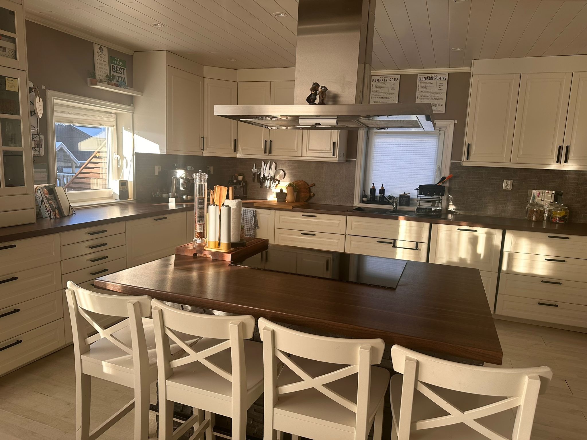 Kjøkken med kjøkkenøy